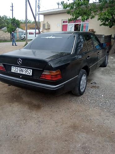 avtomobil şüşələri: Mercedes-Benz sedan – W124 seriyası - Kuzov: 4 qapılı sedan, qara — 1