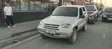 двигатель нива: Внедорожник Chevrolet Niva серебристого цвета, представленный в
