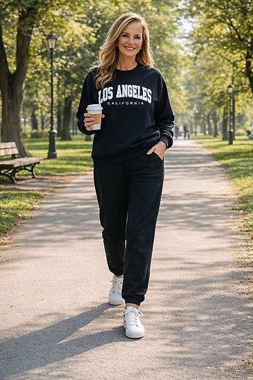 Gornji i donji deo: Ženski komplet trenerke – duks + donji deo - Model: duks sa okruglim — 3