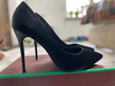 женское обувь: Туфли 39, цвет - Черный