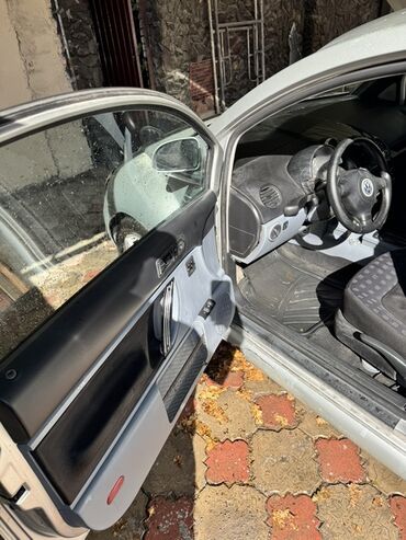 Volkswagen: Volkswagen New Beetle: 2000 г., 2 л, Автомат, Бензин, Хэтчбэк — 7