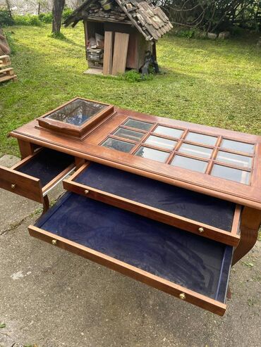 Stilske vitrine: Vitrina-sto za izlaganje nakita, satova ili kolekcionarskih predmeta — 2