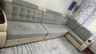 Угловые диваны: Срочно продаю б/у угловой диван (4 м), самовывоз, цена 20 000 сом