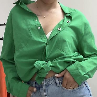 Блузки: - Универсальная база: сочетается с лонгсливами, свитерами и рубашками — 18