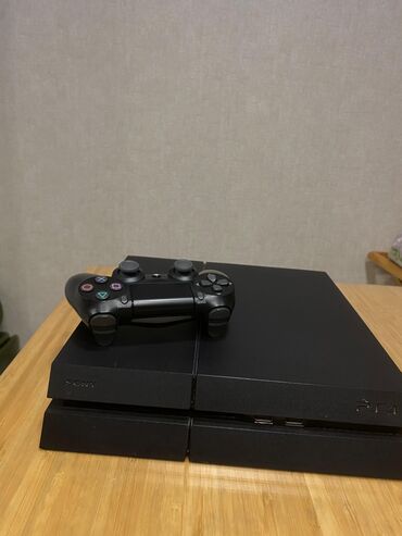 PS4 (Sony Playstation 4): Salam playstation 4 tecili satilir 2 original pult ile birde birdene