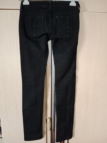 Farmerke: Mango jeans crne farmerke
 Veličina 34
kratko nošene
Cena 800 din — 6