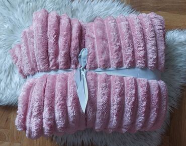 Ostalo: Krznena cebad 
200×230 
3500 din — 3