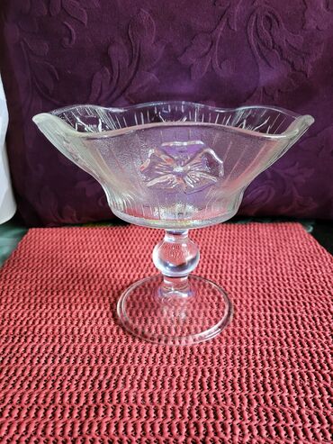 Ostalo posuđe: Bombonijera italijanska presovano staklo 70,80te. god. Sve na na lalafo.rs — 1 Ostalo posuđe: Bombonijera italijanska presovano staklo 70,80te. god. Sve na — 1