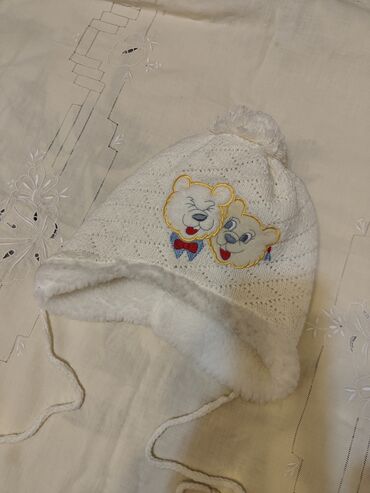 песец шапка: Детская зимняя шапка с помпоном и завязками. Новая шапка, подойдёт для