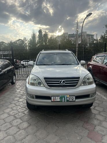 кофр на крышу автомобиля: Внедорожник Lexus GX 470 серебристого цвета, оборудованный рейлингами