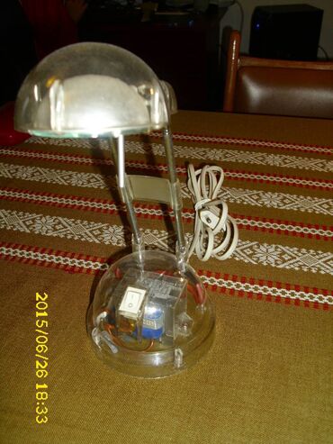 stona lampa: Ispravna stona lampa sa halogenom sijalicom. Vrlo pogodna za ucenike i