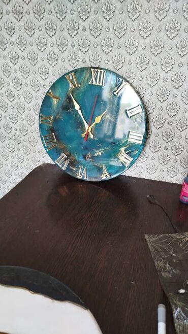 авто метан: Круглые настенные часы, выполненные в технике Resin Art, представляют