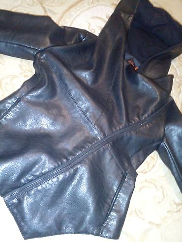 leather jacket: Куртка из эко‑кожи с капюшоном, черная, стиль байкер/кэжуал — 2