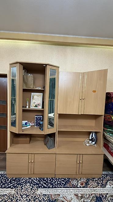 стол с полкой: Гарнитур для зала, Б/у, Шкаф, ДСП, Самовывоз, цвет - Бежевый — 1