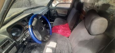 Yük maşınları: Yük daşıma üçün kiçik pikap avtomobil - Kuzov: Tam metal yanlar və — 2