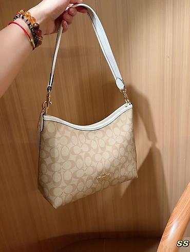 лом золото: Сумка Coach Shoulder Bag, бежевый монограмный принт Signature C - — 1