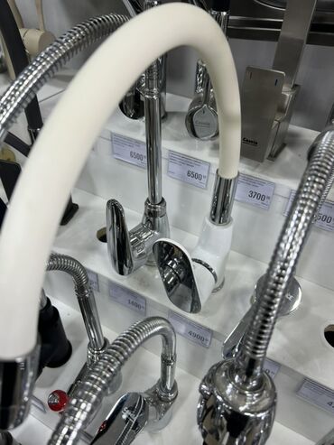 умывальник для частного дома: Смеситель кухонный "Calorie 2529A45M" белого цвета, выполненный из