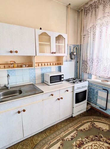 продаю 2х команатную квартиру в 7 мкр: 2 бөлмө, 52 кв. м, 106-серия, 7 кабат, Косметикалык ремонт