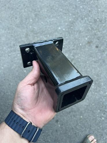 Avtomobil üçün qoşqu çəngəlinin (tow hitch) kvadrat yuvalı adapteri və