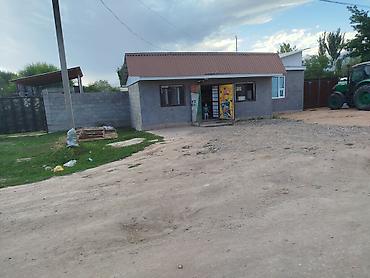 кв 8 мкр: Небольшой продуктовый магазин у дороги. - Ассортимент: напитки, снеки — 1