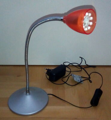 Rasveta: Stona lampa - LED Širina postolja 12 cm, dužina kabla 1.65 m. Napon