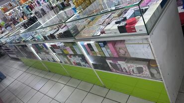 изготовление стеклянных витрин на заказ: Продаются витрины в хорошем состоянии, 5 штук, высота 1.15 длина 90см
