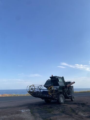 активные колонки: Зерноуборочный комбайн "Нива СК-5" в тёмно-зелёном цвете предназначен