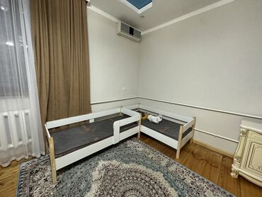 кресло в офис: Две детские кроватки 1,60 * 0,70 с матрасом серого цвета, дети лежали