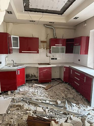 Mətbəx mebeli: Mətbəx mebel dəsti – künc yerləşimli, qırmızı rəngdə parlaq fasadlarla — 3