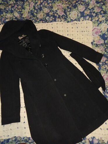 стильное черное пальто: Пальто с капюшоном размер М