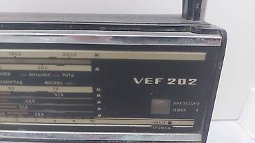 maqintafon kalonkası: Sovet istehsalı radio (Model: VEF202). Məkanın retro dizaynı üçün — 2