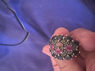 кольцо с изумрудом: Продаю шикарное серебряное кольцо с драгоценными камнями: сапфиром