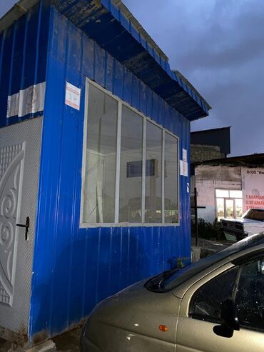 продаю отдел: Небольшой металлический киоск синего цвета. Оборудован окном с белыми