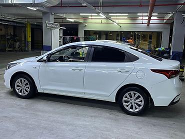 aksent: Hyundai Accent sedan – ağ rəng, iqtisadi və praktik şəhər avtomobili — 7