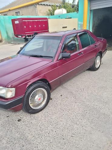 190 pribor: Mercedes-Benz 190 (W201) sedan, tünd bordo rəngdə. Xüsusiyyətlər: - — 7