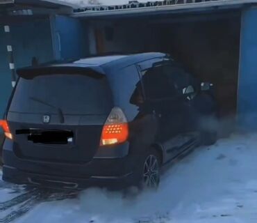 новые шины на спринтер: Honda Fit: 2004 г., 1.3 л, Автомат, Бензин, Хэтчбэк