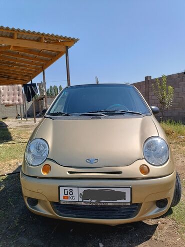 дэу матиз 1: Автомобиль Daewoo Matiz в золотисто-бежевом цвете кузова. Модель имеет