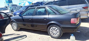 воздушный домкрат для авто: Седан Audi 80 в тёмном цвете, известная своей надёжностью и