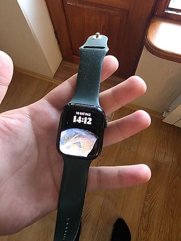apple usb: Apple Watch Series 7 (GPS) – 45 mm, qara korpus, yaşıl silikon qayış — 1