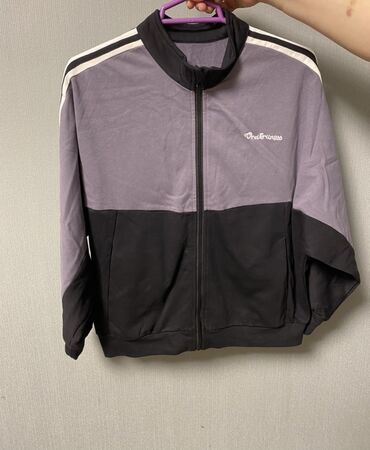 Kardiqanlar, jaketlər: İdman üslubunda yüngül ceket/sviter - Brend yazısı: “OneBriness” (sinə