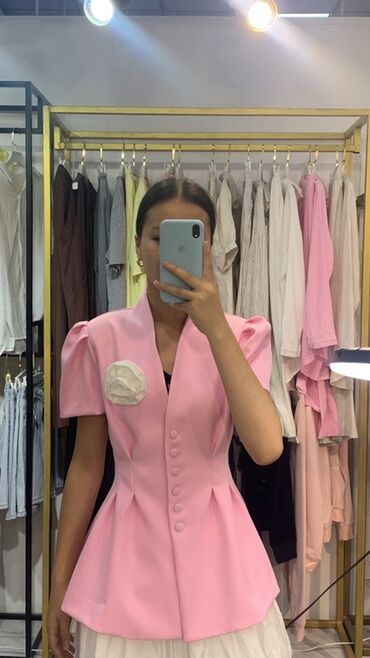 спортивные костюмы женские больших размеров: Женская блуза-пиджак цвета нежно‑розовый. - Силуэт: приталенный, с