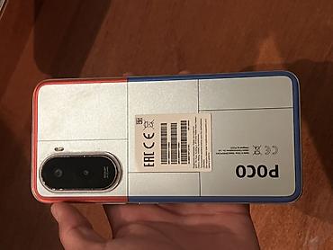 Другие мобильные телефоны: Смартфон с плоскими гранями и разъёмом USB‑C. На нижнем торце: решётка — 5