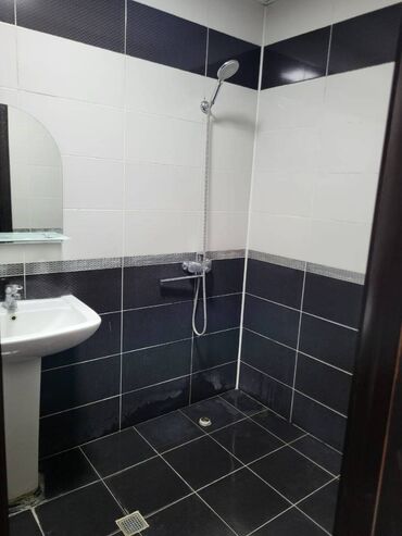 Uzunmüddətli kirayə mənzillər: Avtovagzal metrosuna yaxın, 17 mərtəbəli binanın 13-cü mərtəbəsində,3 — 7