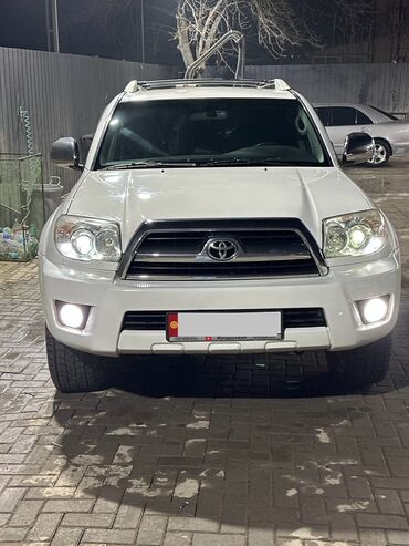 Toyota: Белый внедорожник Toyota 4Runner с рейлингами на крыше. Этот