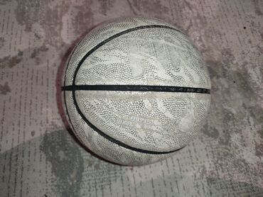 Спорт и хобби: Продаю мяч для баскетбола,7 размер,чучуть потрёпанный и твердый