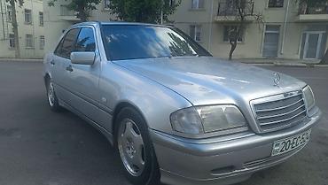 panelerin satisi: Mercedes-Benz C-Sinif sedan (W202), gümüş rəng. - Kuzov: 4 qapılı — 4