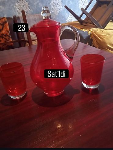 ofis levazimati: Qırmızı şüşə qrafin və 2 stəkan dəsti - Material: qalın, şəffaf şüşə — 1