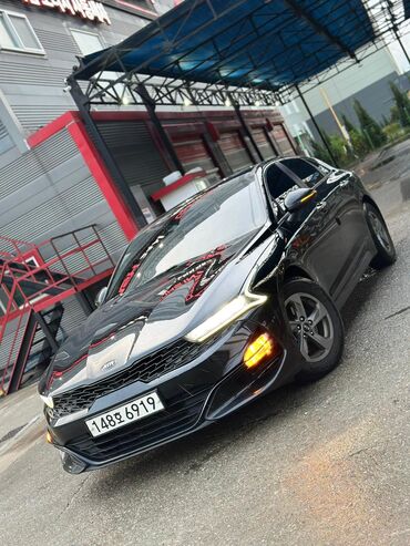 скупка авто в любом состоянии: Элегантный черный седан Kia K5 с современным дизайном кузова и