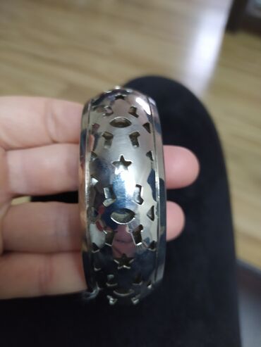 Narukvice: Prodajem dve masivne svečane narukvice,jedna debela okrugla - 1200 na lalafo.rs — 3 Narukvice: Prodajem dve masivne svečane narukvice,jedna debela okrugla - 1200 — 3