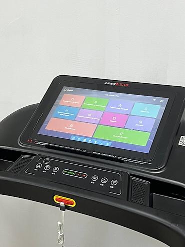 Беговая дорожка GO RUNNING с мультимедийной консолью - Цвет: черный